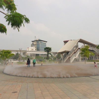 霧の噴水!　～おもろまち駅前の新都心公園～
