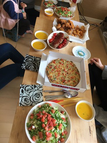 我が家で一品持ち寄りランチ！そして家族 3人で家の近所を散歩したら楽しかった！たまには歩こう(笑)