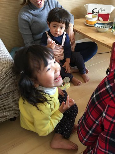 我が家で一品持ち寄りランチ！そして家族 3人で家の近所を散歩したら楽しかった！たまには歩こう(笑)