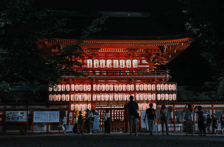 提灯でライトアップされた夜の京都下鴨神社の神門