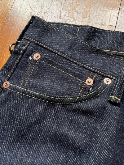 ワンポイントでバックポケットに赤のステッチ刺繍入り │ デニム