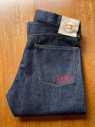 ワンポイントでバックポケットに赤のステッチ刺繍入り │ デニム