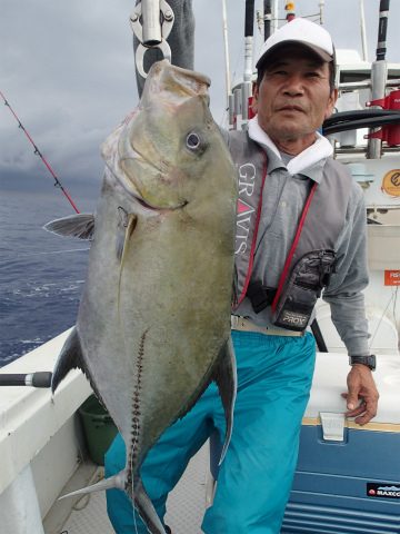 沖縄本島　北谷町釣り船ゆりかで遠征釣り。