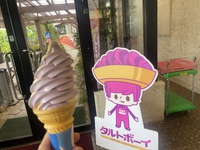 御菓子御殿（おかしごてん）紅いもソフトクリームは紫色のソフトクリーム
