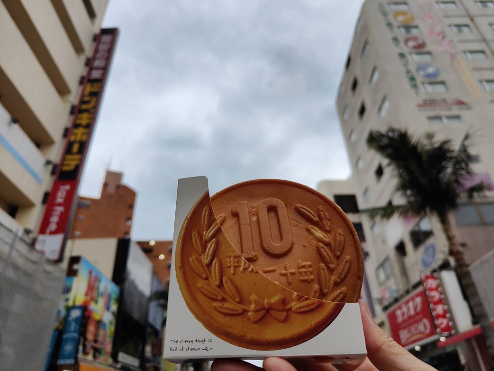 10円パン国際通りでチーズたっぷり大玉を食べ歩き