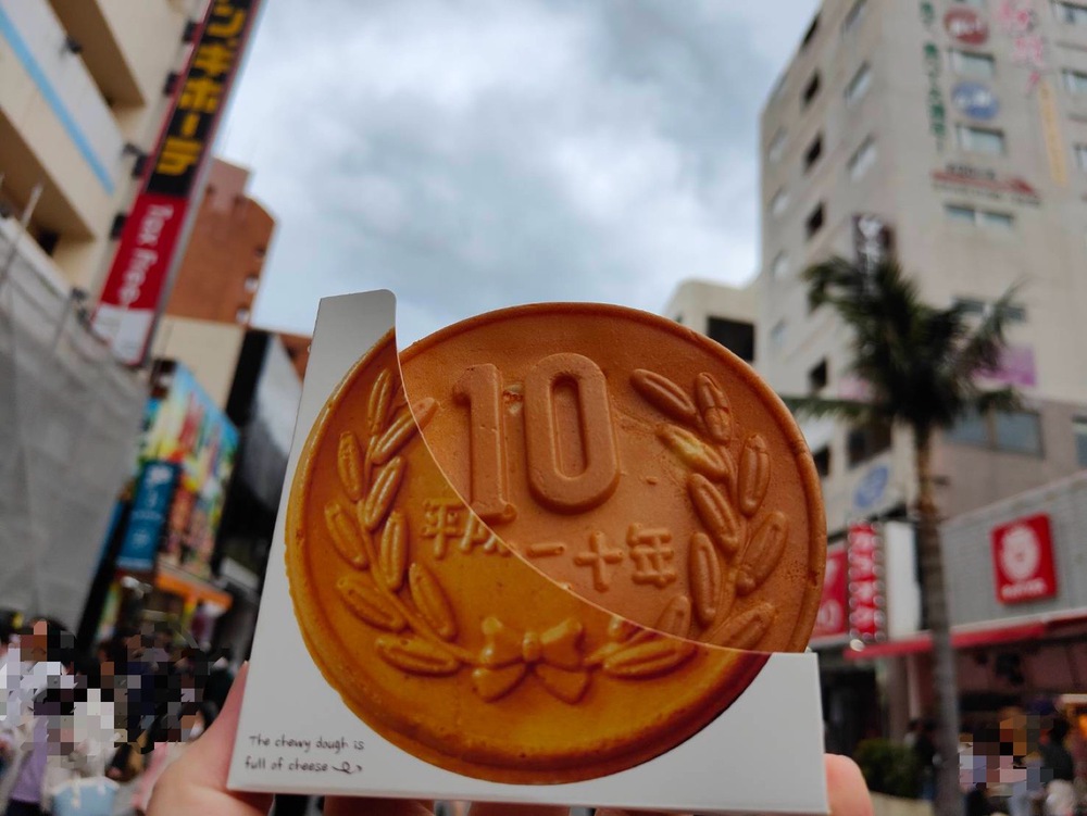 10円パン国際通りでチーズたっぷり大玉を食べ歩き