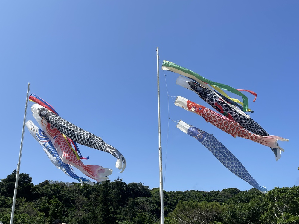 平和の祈りをのせて糸満市の空を泳ぐ大きな鯉のぼり