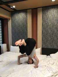 夜に日課で子供と一緒にストレッチ＆エクササイズ！！楽しみながら鍛えましょう♩