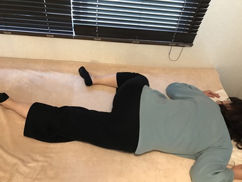 産後の腰痛がある方にご紹介したボールを使ったストレッチの一例♩セルフケアにどうぞ。