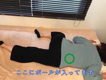 産後の腰痛がある方にご紹介したボールを使ったストレッチの一例♩セルフケアにどうぞ。