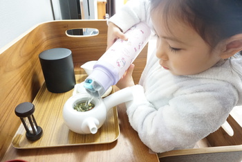 お茶を入れる と 具体的な言葉を使う モンテッソーリ 妊産婦整体 寄り添いのおうち ふうふや