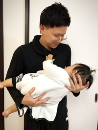 初めてのお子さんの抱っこで、手首が痛い時の、抱っこのワンポイントアドバイス♩ 2017/12/25 07:45:25