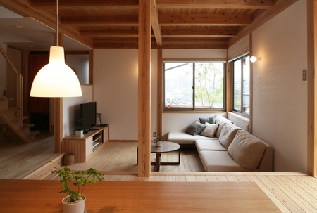 Green-Life 木の家Green House:木の柱が見える壁