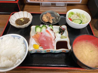 食堂かまどぅ　～食堂の刺身定食が美味しかった～