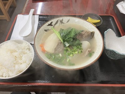 食堂かまどぅ　～ソーキの大きさにびっくり！！ ソーキ汁～