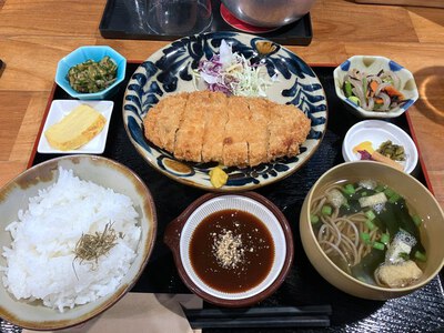 居酒屋ｎｏｒｏｓｈｉ　～専門店にも負けない旨さ！ ロースカツ定食～