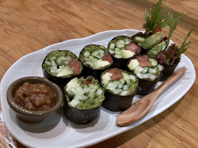 絶品！ピリ辛ポチギソーセージの天ぷらと一番搾り　～お酒とおかず　ももたま菜～