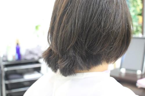 長年結んでいた髪の毛をばっさりショートに 沖縄市 美容室 Hair Dco