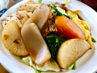 ボリューム満点の煮付けおかずが美味い！本部港前にある みなと食堂