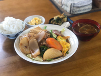 ボリューム満点の煮付けおかずが美味い！本部港前にある みなと食堂