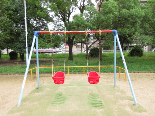 長居公園　こども広場　赤ちゃんが乗れるブランコ