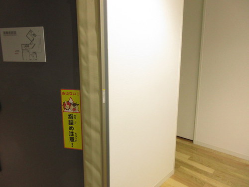 姫路市宿泊型児童館『星の子館(ほしのこやかた)』　ドアが危険