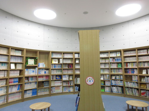 姫路市宿泊型児童館『星の子館(ほしのこやかた)』　読書スペース