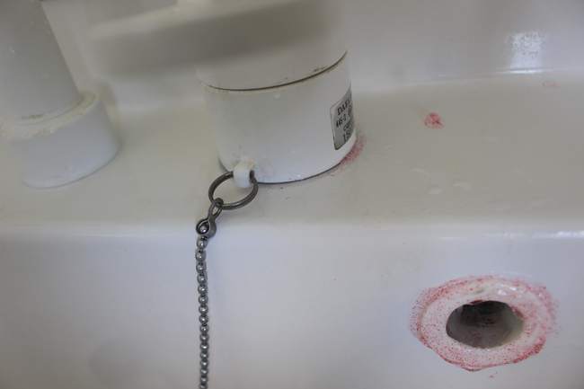 洗面所の黒かびにカビトルデスPROを塗布し2時間放置したあと水で流してみた