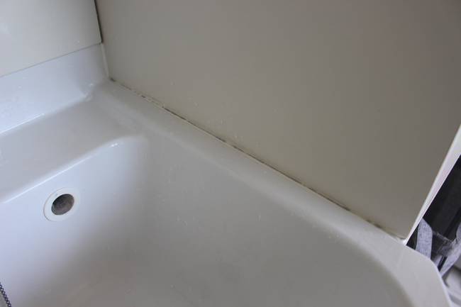 洗面所の黒かびにカビトルデスPROを塗布し2時間放置したあと水で流してみた