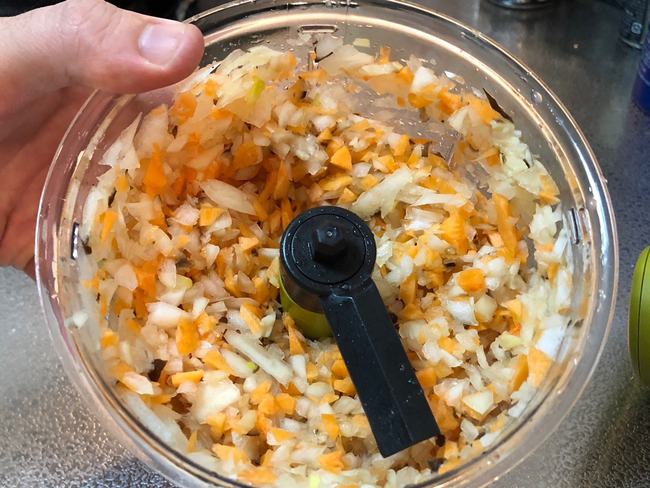 包丁で刻み作業不要！時短調理器具 T-Fal「ハンディチョッパーネオ」でチャーハン作り