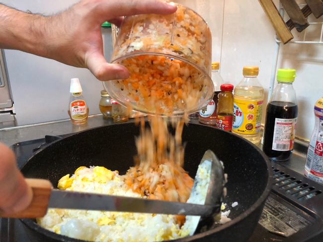 包丁で刻み作業不要！時短調理器具 T-Fal「ハンディチョッパーネオ」でチャーハン作り
