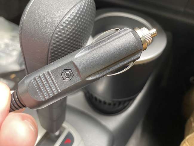 シガーソケットで給電が可能 車載用温冷ドリンクホルダー