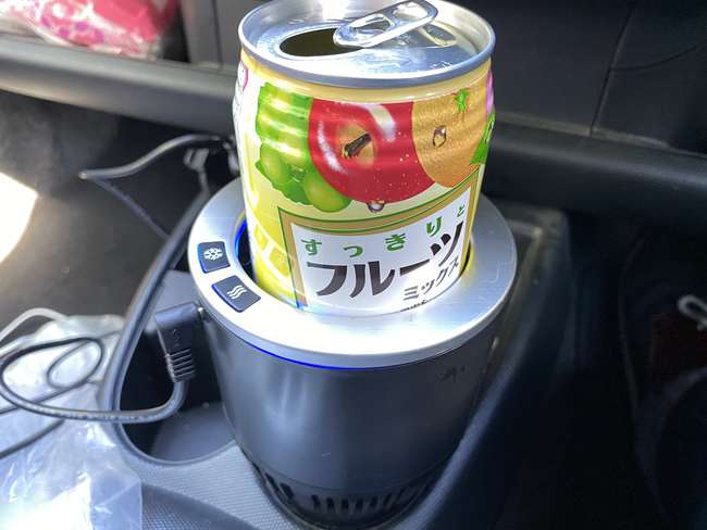 様々なタイプの缶やペットボトルに対応可能 車載用温冷ドリンクホルダー