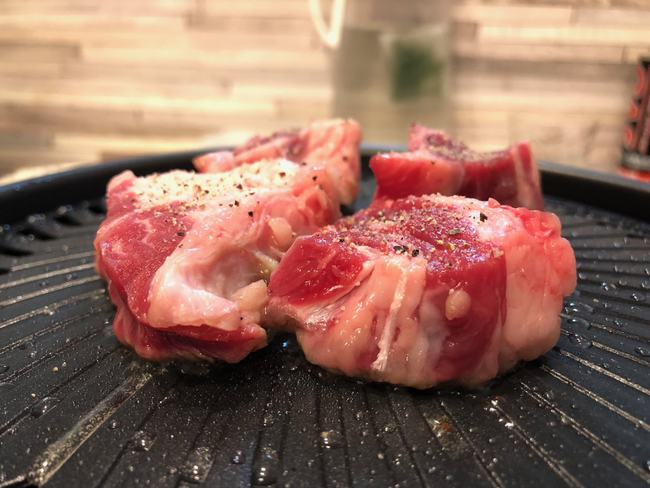 余分な脂は溝に流れるスタイル煙が少ない「スモークガス焼肉グリル やきまる」を使って自宅で焼肉