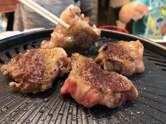 余分な脂は溝に流れるスタイル煙が少ない「スモークガス焼肉グリル やきまる」を使って自宅で焼肉