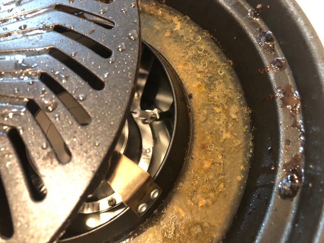「スモークガス焼肉グリル やきまる」は余分な脂は溝に流れるスタイル煙が少ないので気持ちヘルシーに