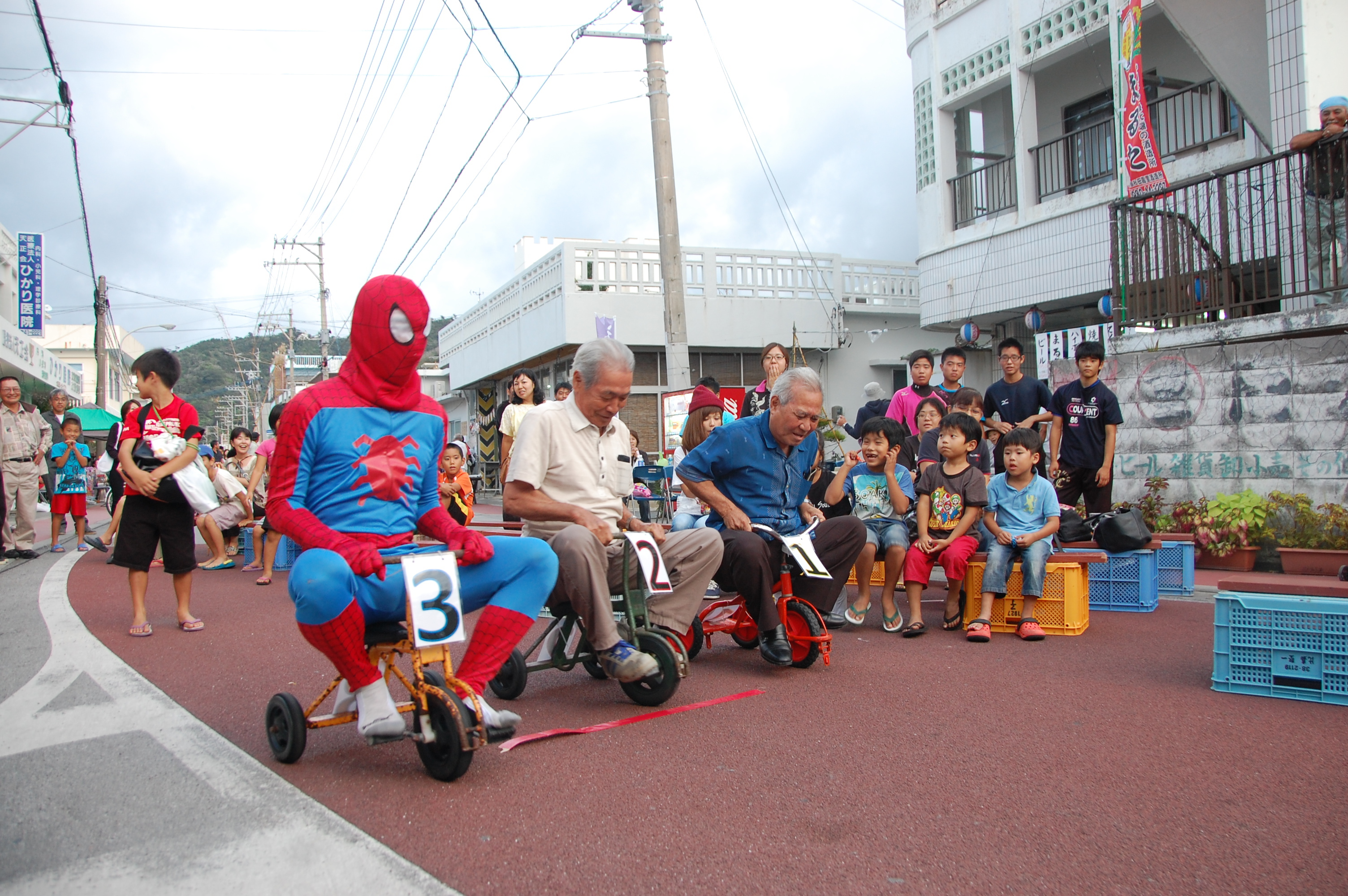 祭の様子その４　三輪車編