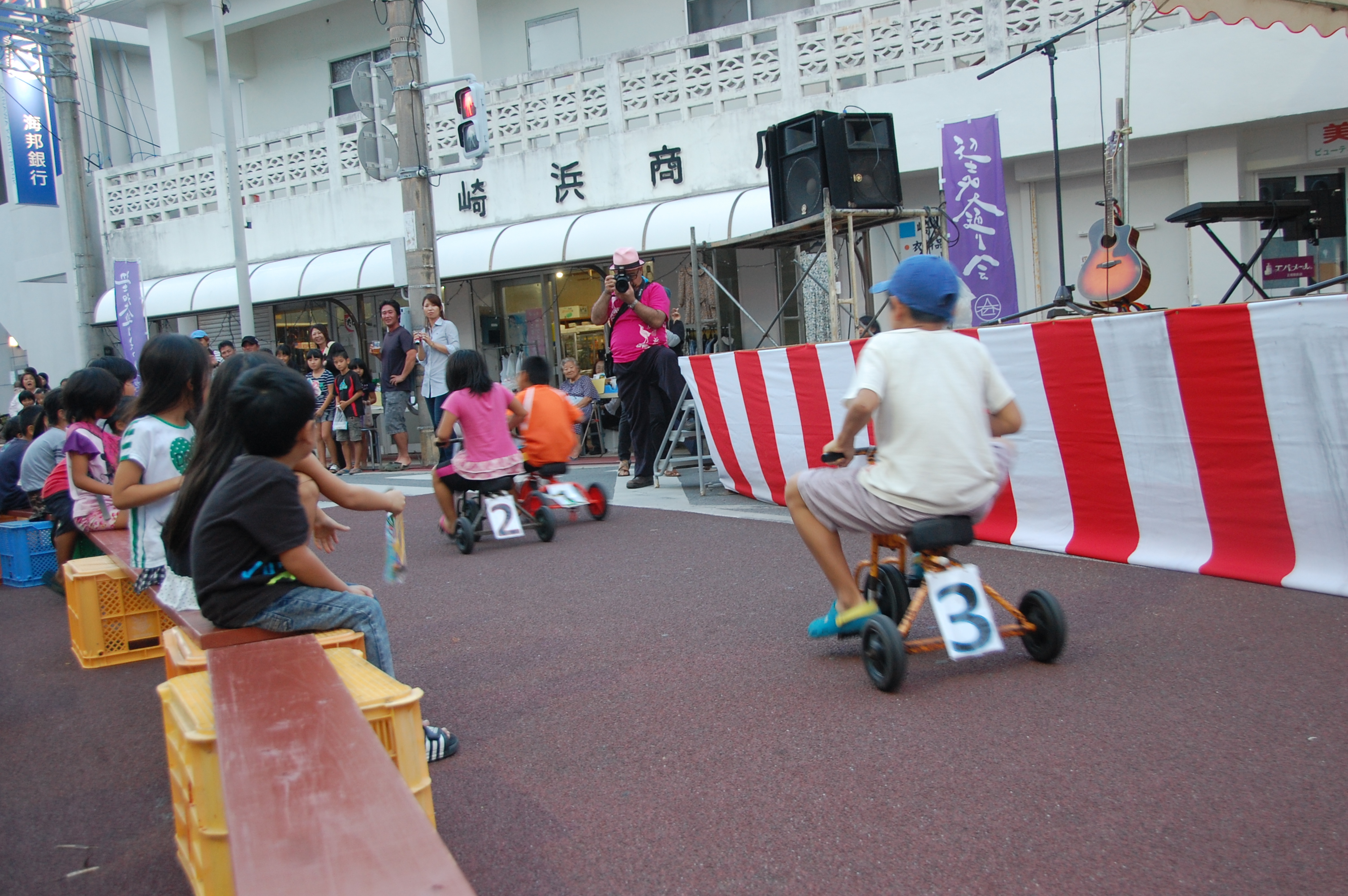 祭の様子その４　三輪車編