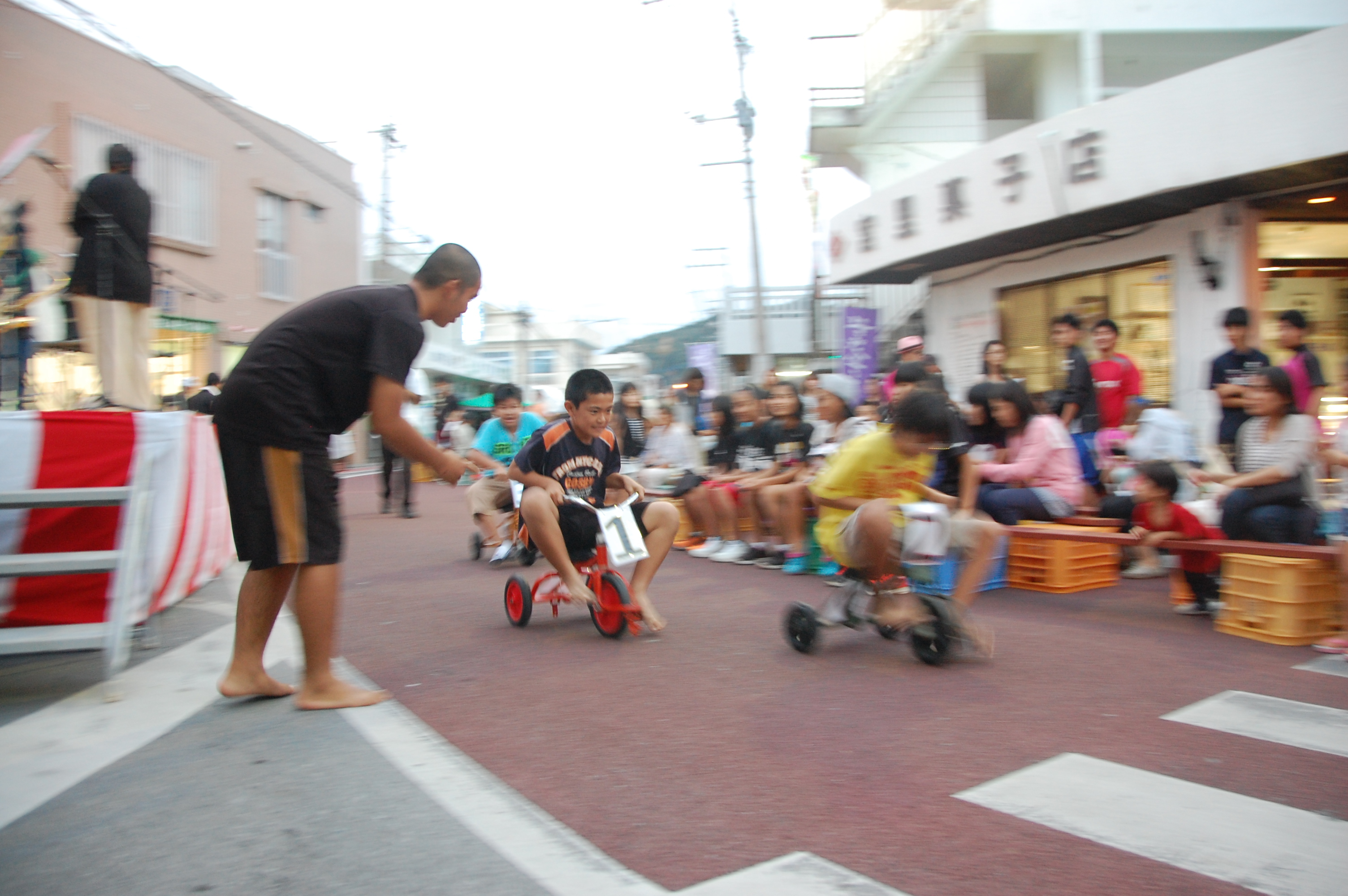 祭の様子その４　三輪車編