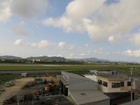 滑走路の南から石垣空港を望む