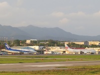 滑走路の南から石垣空港を望む
