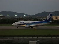 滑走路の南から石垣空港を望む