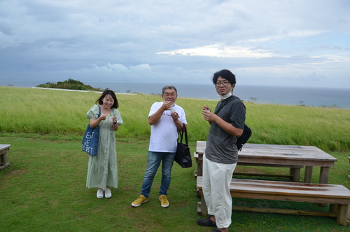 石垣島の海を見ながらのアイスクリーム