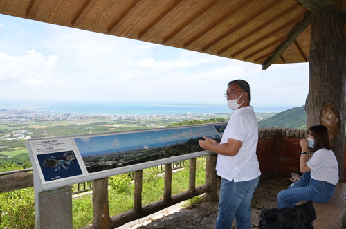 石垣島の海を見ながらのアイスクリーム
