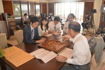 NHK将棋講座でお馴染みの中村太地六段に琉球象棋を説明中です。