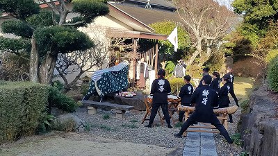 東岩崎獅子舞太鼓　江迎町内で祈願