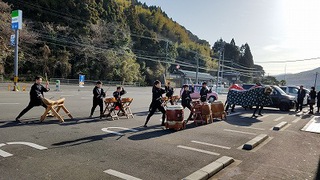 東岩崎獅子舞太鼓　江迎町内で祈願