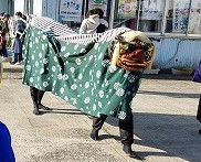 東岩崎獅子舞太鼓　江迎町内で祈願