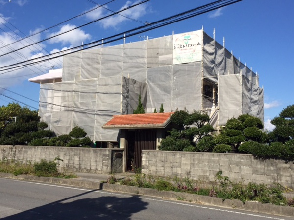 うるま市西原(いりばる)で外壁塗り替え工事がスタートしましたよ♪