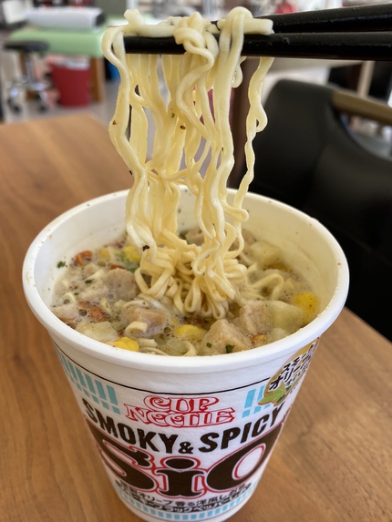 日清カップヌードル スモーキーブラックペッパーしお